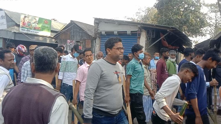 রামদা ও লাঠিসোঁটা নিয়ে রাস্তায় মিছিল বের করেন বিএনপির নেতা-কর্মীরা। ছবি: সংগৃহীত