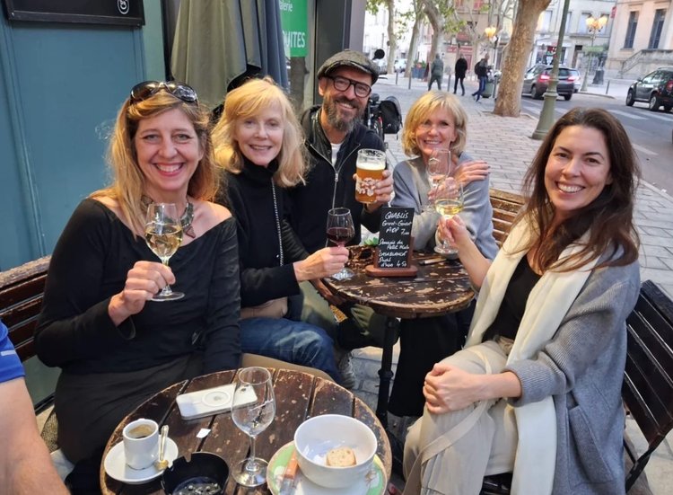 ফ্রান্সের ইউজেস শহরের নতুন বন্ধুদের সঙ্গে জুলি। ছবি: সংগৃহীত