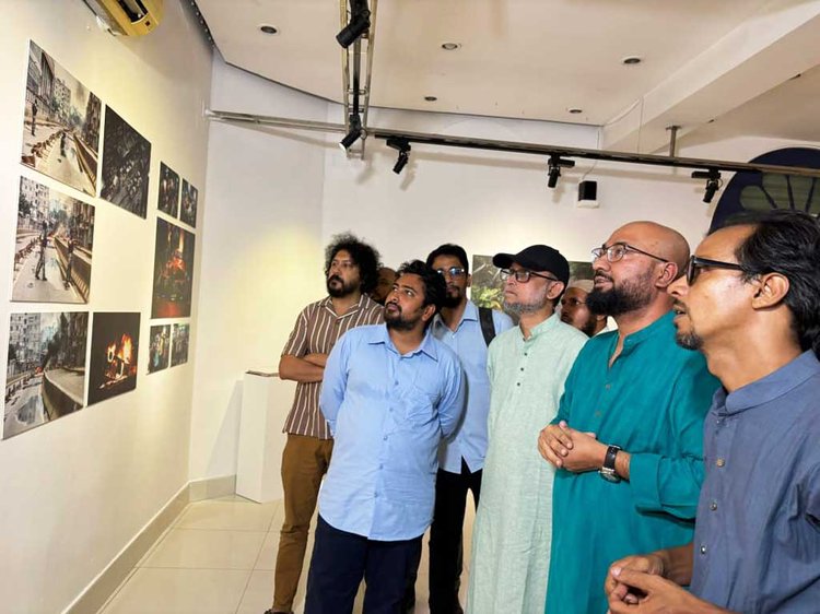 আজ বৃহস্পতিবার সন্ধ্যা ৭টায় ধানমণ্ডিতে অলিয়ঁস ফ্রঁসেজে এ প্রদর্শনী উদ্বোধন করেন অন্তবর্তী সরকারের সংস্কৃতি বিষয়ক মন্ত্রণালয়ের উপদেষ্টা মোস্তফা সরয়ার ফারুকী। ছবি: সংগৃহীত