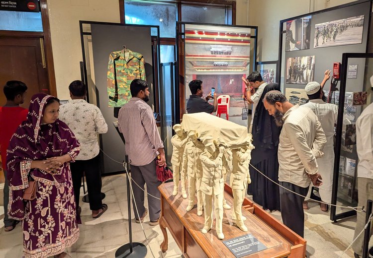 জুলাই গণ-অভ্যুত্থান স্মৃতি জাদুঘরে দর্শনার্থীরা। ছবি: মেহেদী হাসান