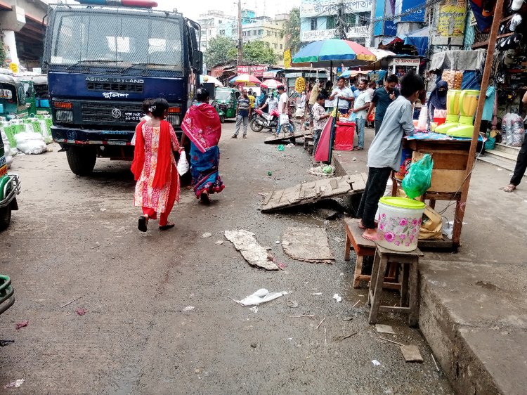 ঢাকা-মাওয়া সড়কের জুরাইন এলাকা হকারমুক্ত হয়েছে। আজ রোববার তোলা। ছবি: আজকের পত্রিকা