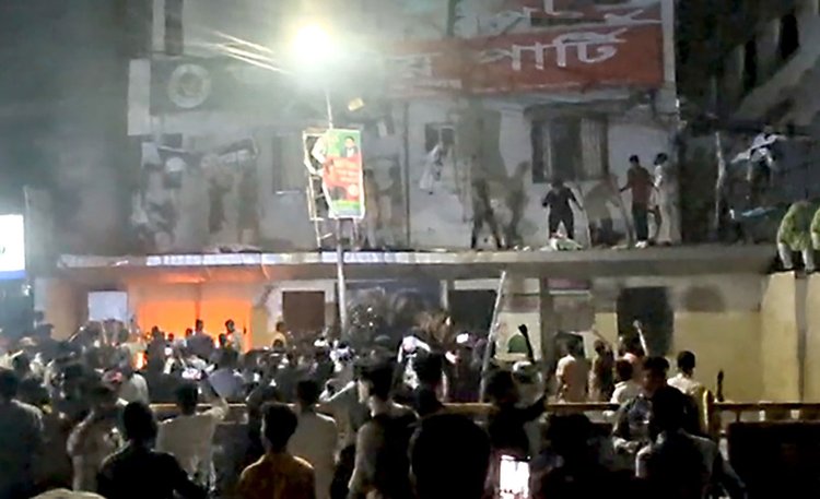 জাতীয় পার্টির কেন্দ্রীয় কার্যালয়ে আবারও হামলা-ভাঙচুর, অগ্নিসংযোগ। ছবি: আজকের পত্রিকা