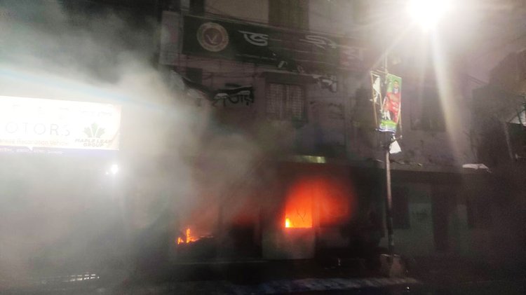 জাতীয় পার্টির কেন্দ্রীয় কার্যালয়ে আবারও হামলা-ভাঙচুর, অগ্নিসংযোগ। ছবি: আজকের পত্রিকা