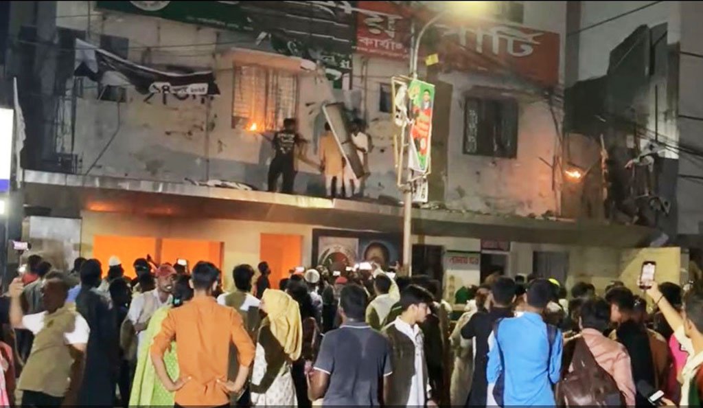 জাতীয় পার্টির কার্যালয়ে আবারও হামলা ও অগ্নিসংযোগ