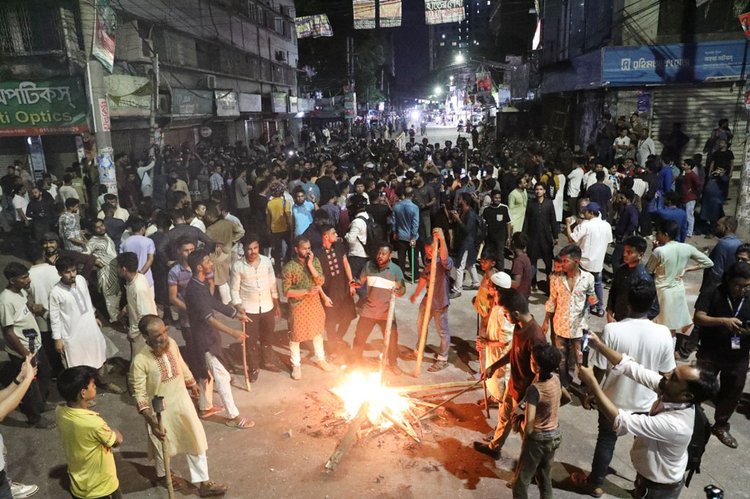 জাপা কার্যালয়ের সামনে বিক্ষোভ করছেন গণঅধিকার পরিষদের কর্মীরা। ছবি: আজকের পত্রিকা
