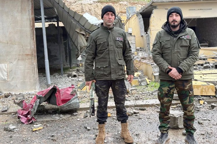 সহযোদ্ধার সঙ্গে আমির আজিজি (ডানে)। ছবি: দ্য টাইমস