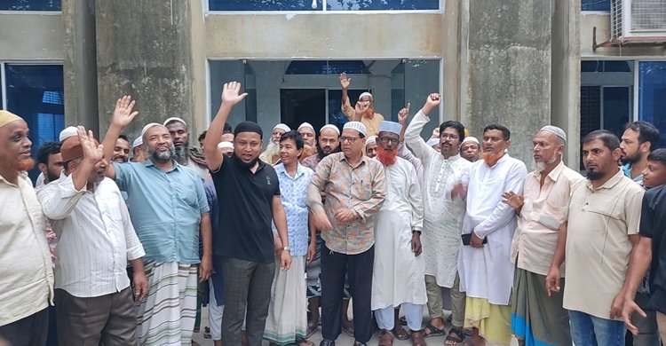 মুসল্লিদের বিক্ষোভ। ছবি: আজকের পত্রিকা