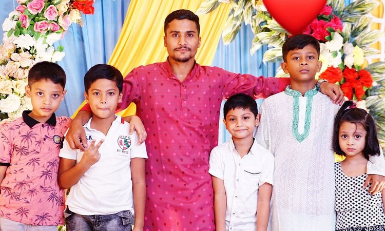 পরিবারের সঙ্গে আসিম বিন সাইফ। ছবি: সংগৃহীত