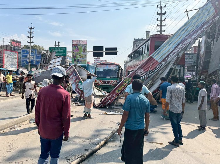 তোরণ ভেঙে পড়ল রাস্তায়। ছবি: সংগৃহীত