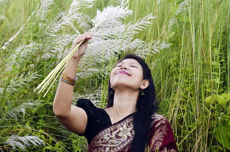 খাগড়াছড়ির দীঘিনালা উপজেলা সড়কের ৮ মাইল এলাকায় নজর কেড়েছে শুভ্র কাশফুল। ছবি: আজকের পত্রিকা