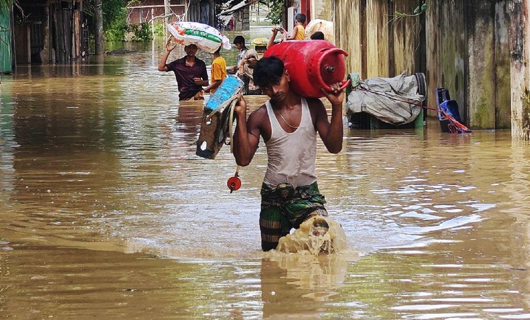 খাগড়াছড়িতে চেঙ্গী নদীর পানি বিপৎসীমার ওপর দিয়ে প্রবাহিত হচ্ছে। প্লাবিত হয়েছে নদীর পাড়ের নিচু এলাকা। ছবিটি শনিবার সকালে খাগড়াছড়ি সদরের মুসলিমপাড়া এলাকা থেকে তোলা। ছবি: সংগৃহীত