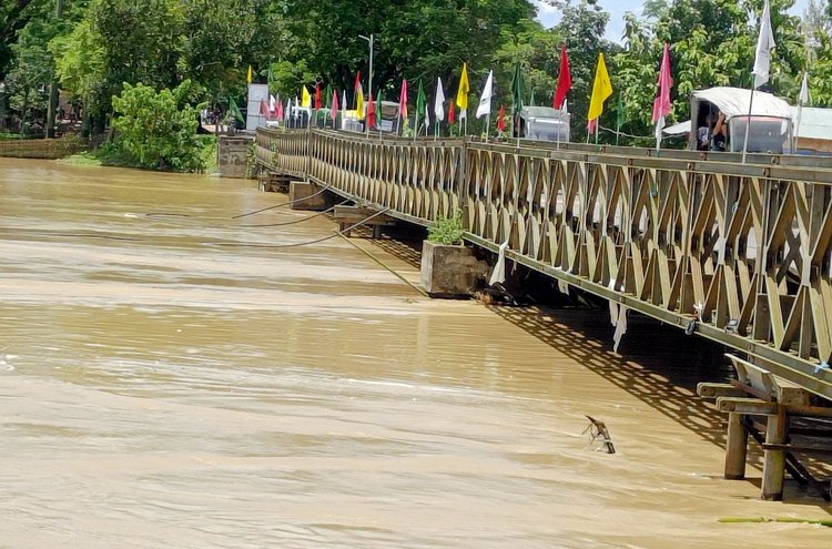 বৃষ্টিতে মাইনী নদীর পানি বিপৎসীমার ওপর দিয়ে প্রবাহিত হচ্ছে। প্লাবিত হয়েছে দীঘিনালার মেরুং, কবাখালী ও বোয়ালখালী এলাকার নিচু অঞ্চল। ছবি: সংগৃহীত