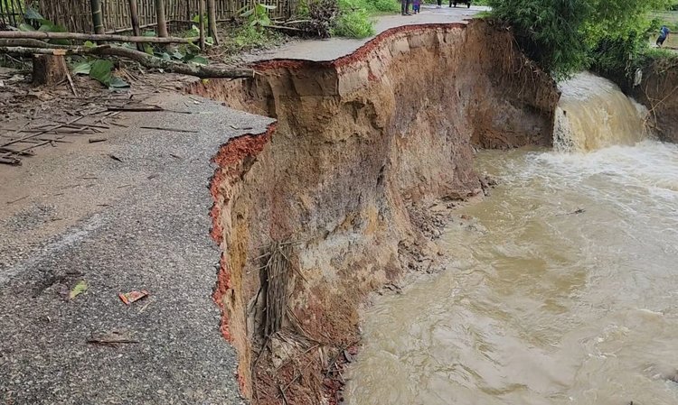 পানছড়ি উপজেলার নালকাটা-শুকনাছড়ি সড়কের একটি বড় অংশ বিলীন। ছবি: আজকের পত্রিকা