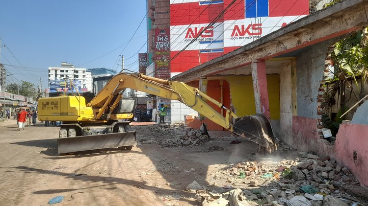 খুলনায় সোনাডাঙ্গা বাস টার্মিনাল এলাকায় অবৈধ স্থাপনা উচ্ছেদ। ছবি: আজকের পত্রিকা