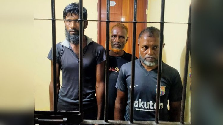 আটককৃত তিন জেলে। ছবি: আজকের পত্রিকা