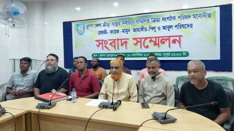 সংবাদ সম্মেলনে লিখিত বক্তব্য পাঠ করেন সম্মিলিত ক্রীড়া সংগঠক পরিষদের সাধারণ সম্পাদক পদপ্রার্থী ইমতিয়াজ হোসেন পিলু। ছবি: আজকের পত্রিকা