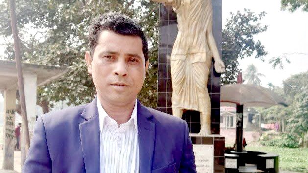 কোথাও ঘুরতে ইচ্ছা করলে আমাকে জানাবে—ছাত্রীকে খুবি অধ্যাপক