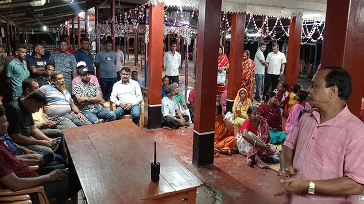 আশ্রমে সাপ্তাহিক অনুষ্ঠানে বিশৃঙ্খলা এড়াতে পুলিশ মোতায়েন। ছবি: সংগৃহীত