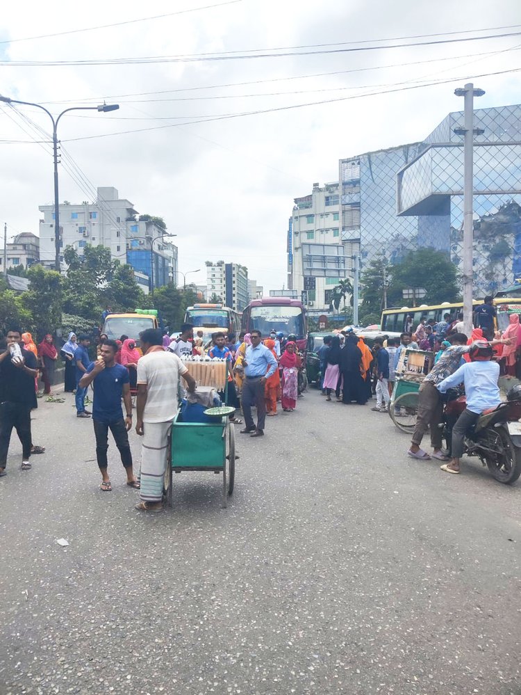 শ্রমিকদের অবরোধের কারণে কুড়িল থেকে বাড্ডার দিকে ও বাড্ডা থেকে কুড়িলের দিকে কোনো গাড়ি যাচ্ছে না। ছবি: আজকের পত্রিকা