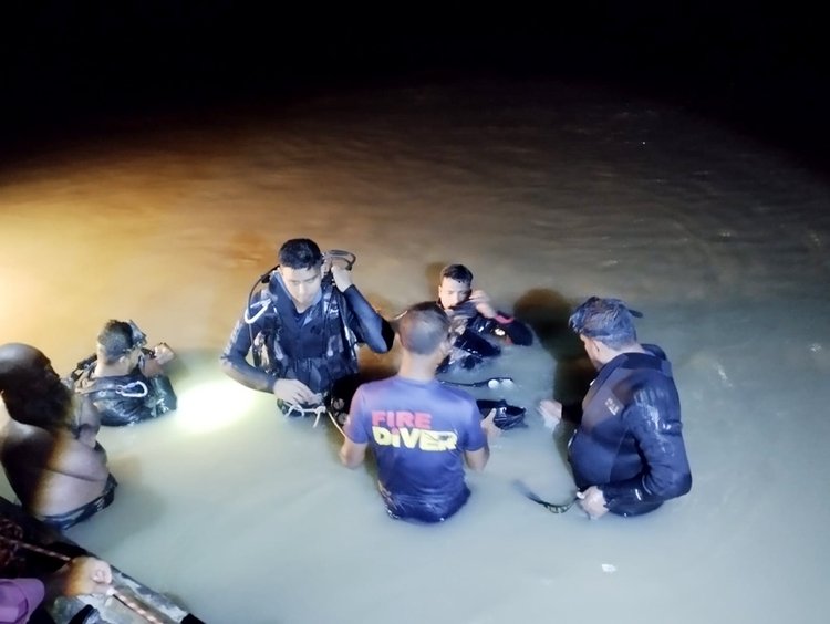 দৌলতপুরের পদ্মা নদীতে নিখোঁজ মাদ্রাসাছাত্রকে উদ্ধারে অভিযানে খুলনা থেকে আসা ডুবুরি দল। ছবি: আজকের পত্রিকা