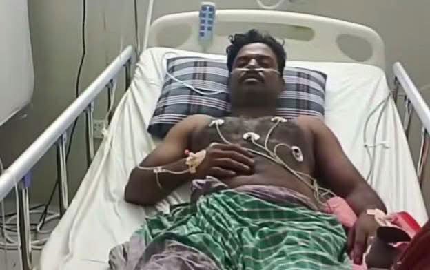 সাপের কামড়ে আহত ইমরান হোসেন হাসপাতালে চিকিৎসাধীন। ছবি: আজকের পত্রিকা