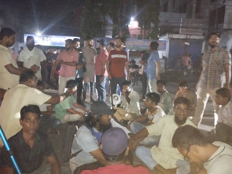 সড়ক অবরোধ। ছবি: আজকের পত্রিকা