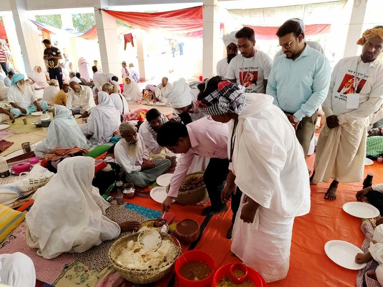 উৎসবের ‘পূর্ণসেবা’য় মঙ্গলবার দুপুরে লালন ভক্ত ও অনুসারীদের মাছ-ভাত আহার। ছবি: আজকের পত্রিকা