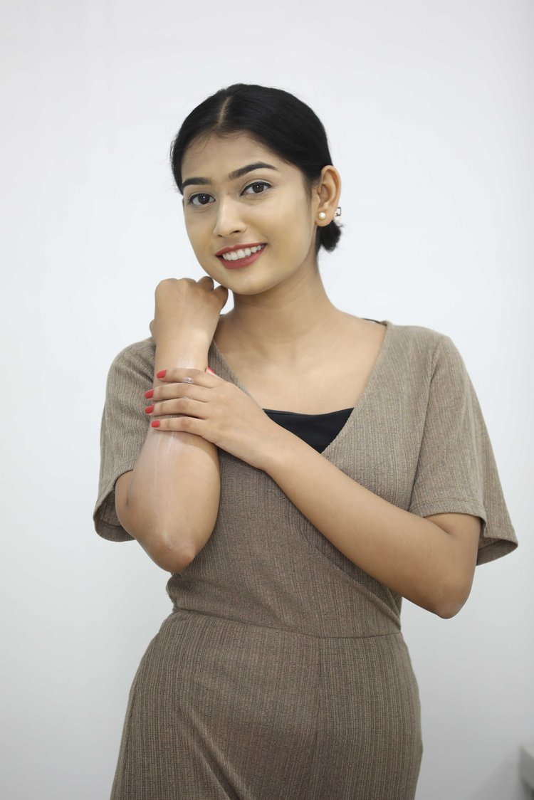 হাত নরম রাখার একমাত্র উপায় হলো ময়শ্চারাইজ করা। ছবি: আজকের পত্রিকা