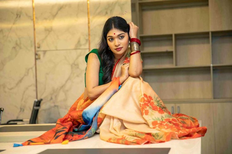 মডেল: মার্শিয়া, পোশাক: হরিতকী, ছবি: হাসান রাজা