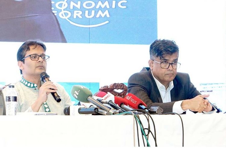 প্রধান উপদেষ্টার বিশেষ দূত লুৎফে সিদ্দিকী আজ মঙ্গলবার (২৭ জানুয়ারি) ঢাকায় ফরেন সার্ভিস একাডেমিতে সংবাদ সম্মেলনে বক্তব্য দেন। এ সময় প্রধান উপদেষ্টার প্রেস সচিব শফিকুল আলম উপস্থিত ছিলেন। ছবি: পিআইডি