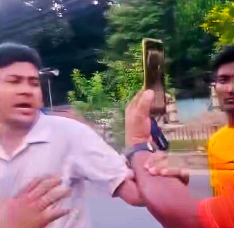 মাগুরায় প্রকাশ্যে পুলিশ সদস্যকে থাপ্পড় দেন জেলা প্রাইভেট কার ও মাইক্রোবাস মালিক সমিতির সভাপতি নাঈমুজ্জামান নয়ন। ছবি: সংগৃহীত