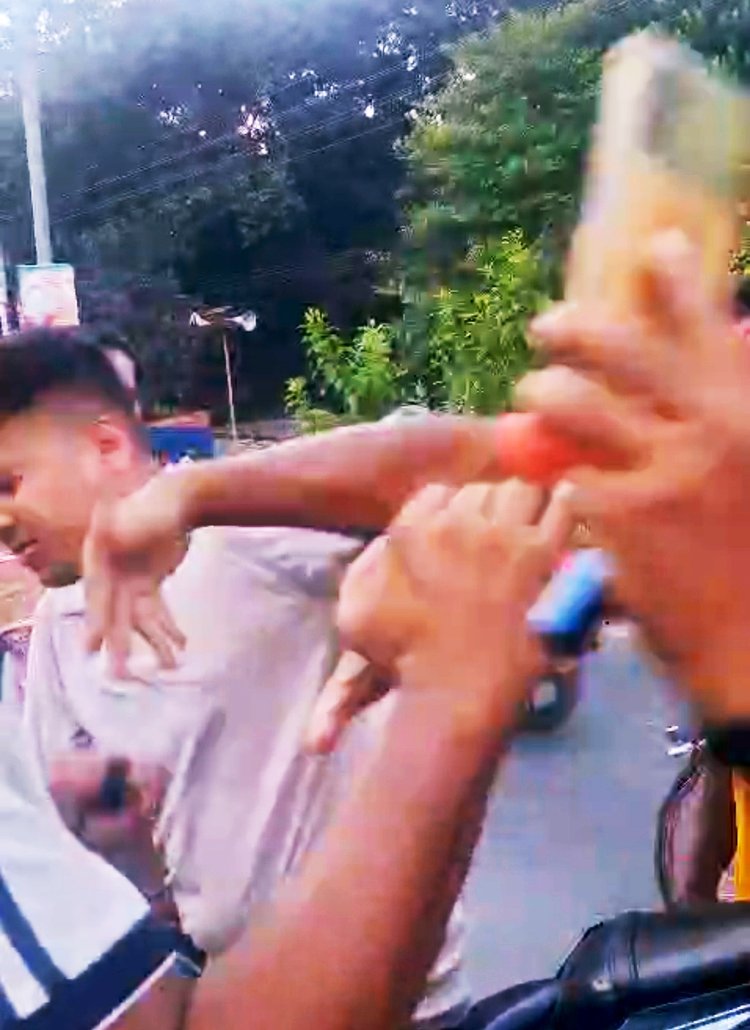 মাগুরায় প্রকাশ্যে পুলিশ সদস্যকে থাপ্পড় দেন জেলা প্রাইভেট কার ও মাইক্রোবাস মালিক সমিতির সভাপতি নাঈমুজ্জামান নয়ন। ছবি: সংগৃহীত