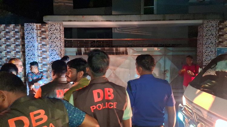 সাকিব আল হাসানের মাগুরার বাড়িতে আগুন দেওয়ার চেষ্টা । ছবি: সংগৃহীত