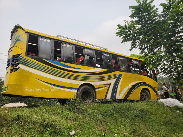 দুর্ঘটনা কবলিত বাস। ছবি: আরমানা সাবিহা হক