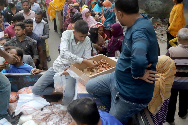 আজ বৃহস্পতিবার দুপুরে রাজধানীর যাত্রাবাড়ী থানার মানিকনগরে টিসিবির পণ্য কিনতে নিম্নআয়ের মানুষের ভিড়। ছবি: আজকের পত্রিকা