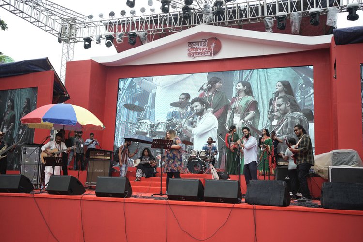 জুলাই পুনর্জাগরণ অনুষ্ঠানমালায় বিভিন্ন শিল্পীগোষ্ঠী সংগীত পরিবেশন করে।