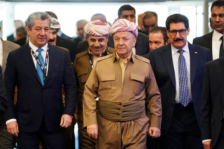 গত নভেম্বরে কুর্দিস্তান ডেমোক্রেটিক পার্টির নেতা মাসুদ বারজানি (মাঝে)। ছবি: দ্য টাইমস