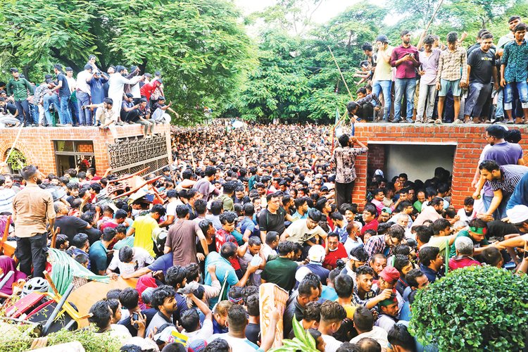 ২০২৪ সালের ৫ আগস্ট আওয়ামী লীগ সরকারের পতন হয়। শেখ হাসিনা চলে যান ভারতে। এরপর গণভবনে ভাঙচুর চালায় হাজারো মানুষ। ফাইল ছবি