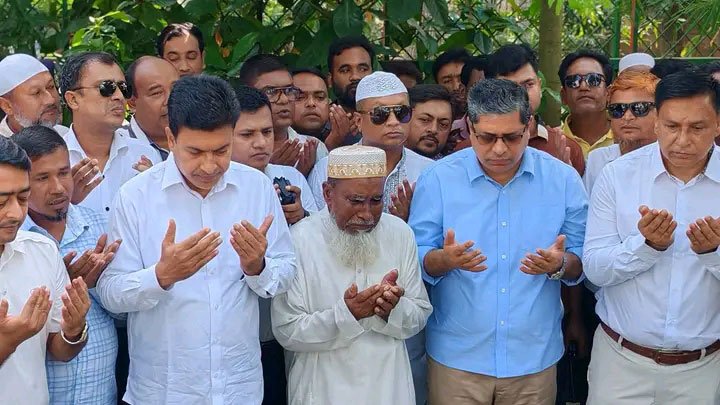 শহীদ আবু সাঈদের কবর জিয়ারত করেন প্রতিমন্ত্রী। ছবি: আজকের পত্রিকা
