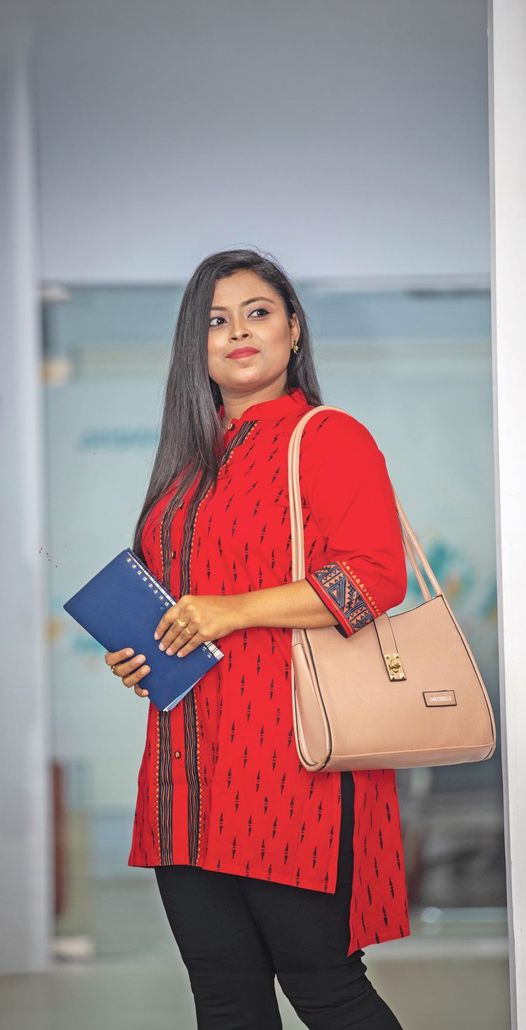 মডেল: মৌমিতা মেকআপ: নিউ রেড বিউটি স্যালন। ছবি: হাসান রাজা