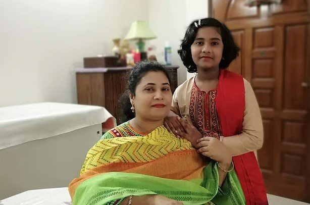 ঢাকার মোহাম্মদপুরে নিজের বাসায় খুন হয়েছেন লায়লা আফরোজ এবং তাঁর স্কুলপড়ুয়া মেয়ে নাফিসা নাওয়াল বিনতে আজিজ। ছবি: পরিবারের সৌজন্যে