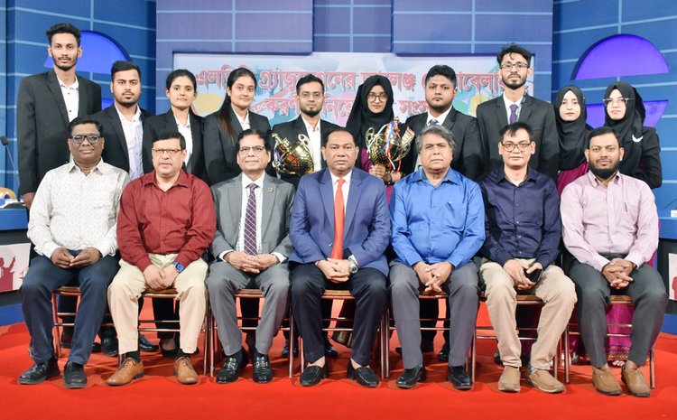 বিতর্ক প্রতিযোগিতায় বিচার ও অংশগ্রহণকারীরা। ছবি: আজকের পত্রিকা
