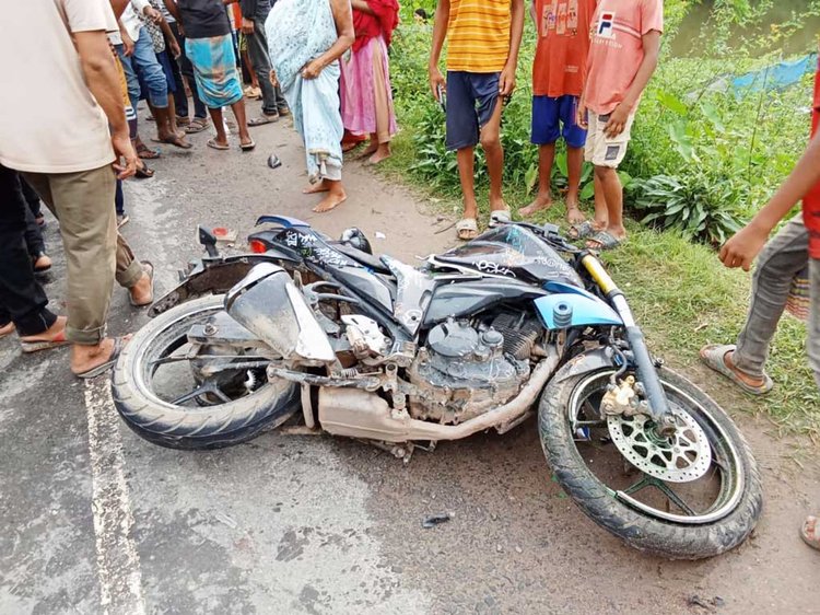 দুর্ঘটনাকবলিত মোটরসাইকেল। ছবি: আজকের পত্রিকা