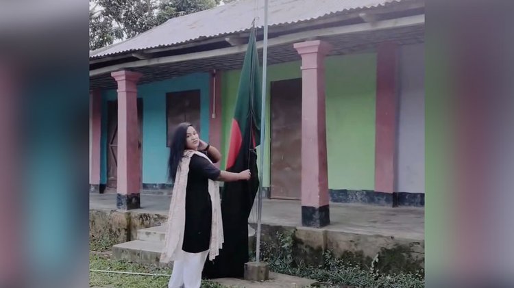 ভাতাইয়া সরকারি প্রাথমিক বিদ্যালয়ে জাতীয় ও কালো পতাকা উত্তোলন করেন জান্নাতুল ফেরদৌস। ছবি: সংগৃহীত