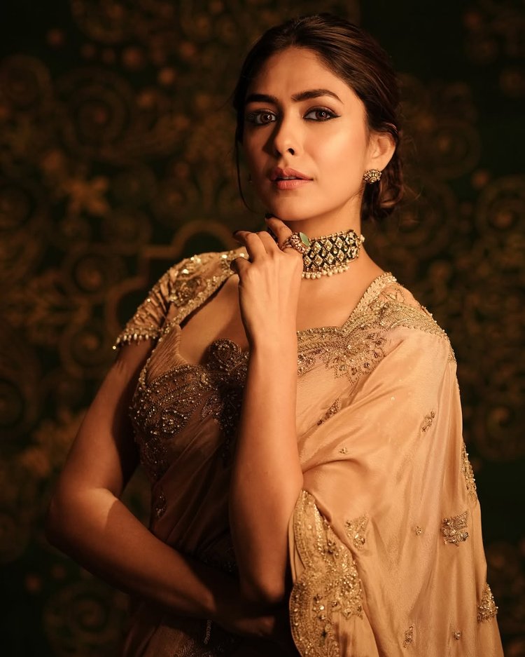 ম্রুণাল নরম কোমল ত্বকের জন্য পেঁপের মাস্ক ও মধুর স্ক্রাব ব্যবহার করেন। ছবি: ইনস্টাগ্রাম