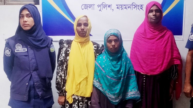 পাচারের শিকার শিশুর স্বজনেরা। ছবি: সংগৃহীত