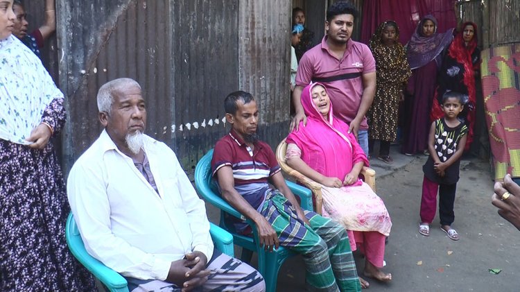 মুন্নার পরিবারের স্বজনদের আহাজারি। ছবি: আজকের পত্রিকা