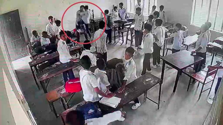 শ্রেণিকক্ষে ঢুকে ষষ্ঠ শ্রেণির শিক্ষার্থীকে অভিভাবকের আছাড়। ছবি: ভিডিও থেকে নেওয়া