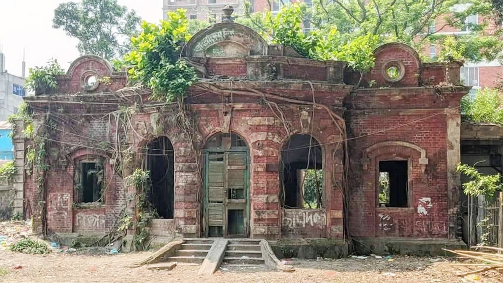 ভেঙে ফেলা হচ্ছে ২০০ বছরের পুরোনো স্মৃতিবিজড়িত বাড়িটি