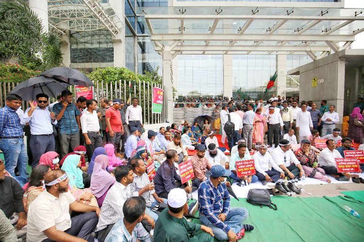 কমপ্লিট শাটডাউন কর্মসূচি পালন করছে এনবিআরের কর্মকর্তা ও কর্মচারীরা। এনবিআর সংস্কার ঐক্য পরিষদের ব্যানারে এই কর্মসূচি চলছে। ছবি: আজকের পত্রিকা